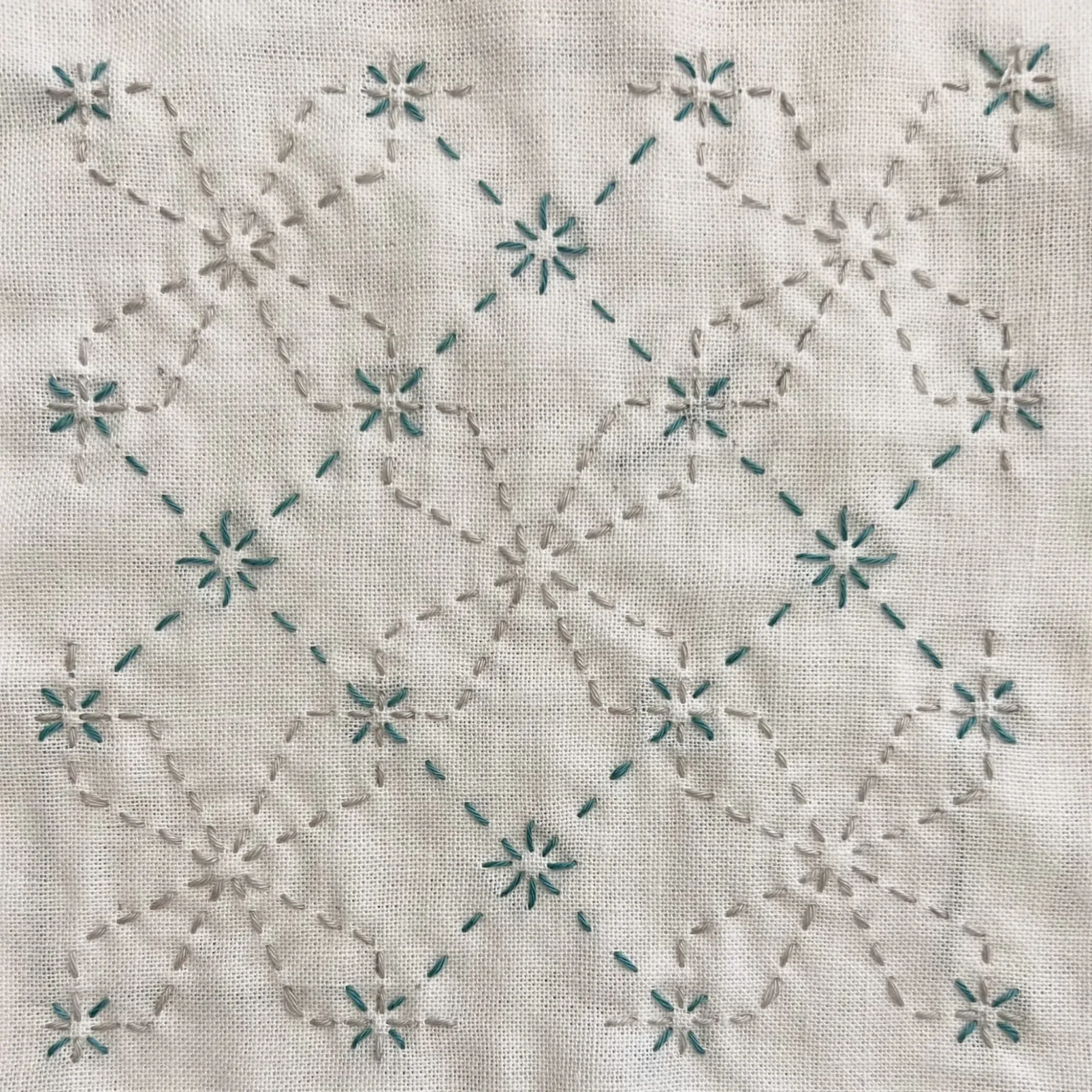 Sashiko pattern kawarikakushippō in gray and moss green.