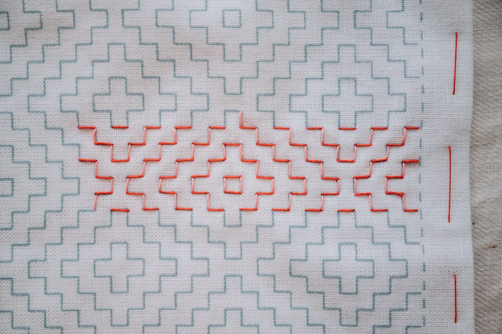 Sashiko pattern kakinoha in two different colors to show how to stitch it neatly