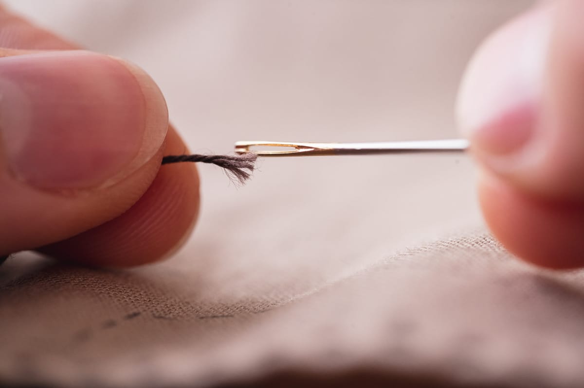 How to easily thread a needle